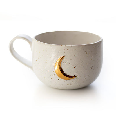 tasse de thé blanche avec lune dorée